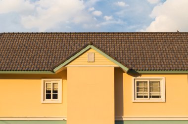 bulutlu gökyüzü mavi sarı evde