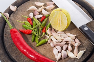sarımsak biber ve limon kesme blok üzerinde
