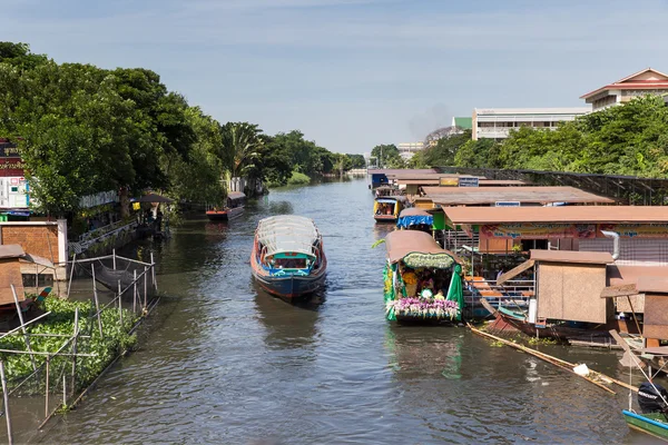 Nehir veya Bangkok klong boyunca tekne — Stok fotoğraf