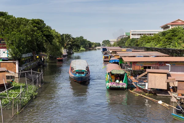 Bateau le long de la rivière ou KLONG à Bangkok Photo De Stock