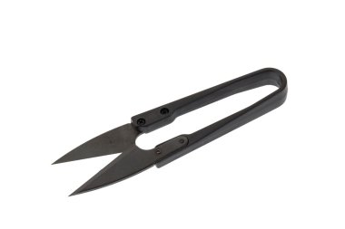 beyaz zemin üzerinde iplik kesici alet