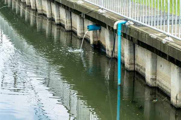 Drenar despejo de água para o canal — Fotografia de Stock