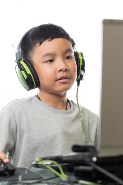 Asyalı çocuk oyun bilgisayar oyunları (dikey atış)
