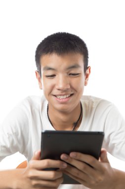 Asyalı genç tablet veya ipad gülümseme ile kullanma