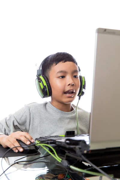 Asiático niño jugar juegos de ordenador y hablar con un amigo —  Fotos de Stock