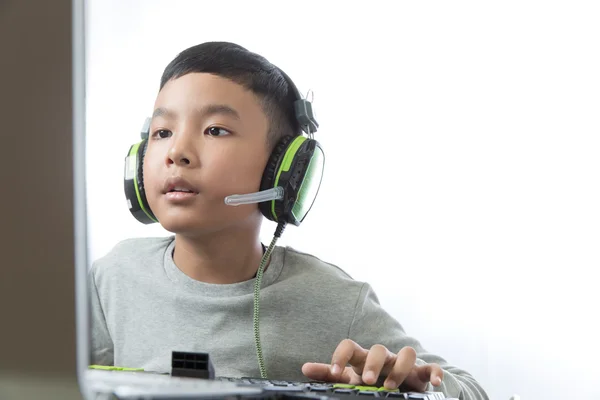 Asian kid play computer games — Stock Photo, Image