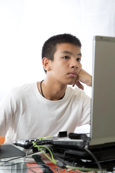 Asian teenager using computer — Stock Photo, Image