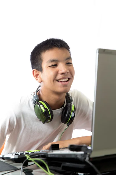 Asiático adolescente usando computadora con sonriente cara — Foto de Stock