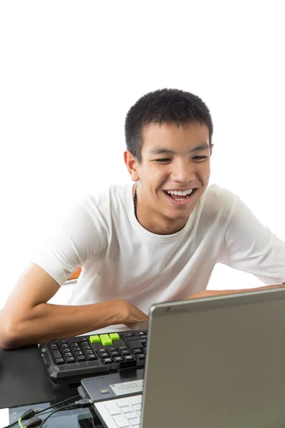 Asiático adolescente usando computadora con sonriente cara —  Fotos de Stock