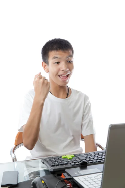 Asiático adolescente usando ordenador con victoria gesto — Foto de Stock