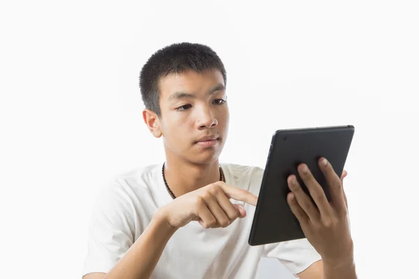 Aziatische tiener met behulp van zijn tablet of ipad — Stockfoto