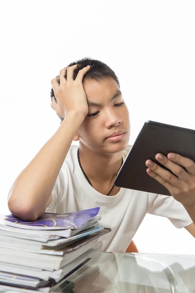 Asiatiska tonåring använder sin tablett eller ipad och känsla uttråkad över tアジアの 10 代彼タブレットや ipad を使用して感じ退屈 t 以上 — Stockfoto