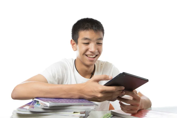 Asiático adolescente usando su tableta o ipad y feliz de encontrar someth —  Fotos de Stock