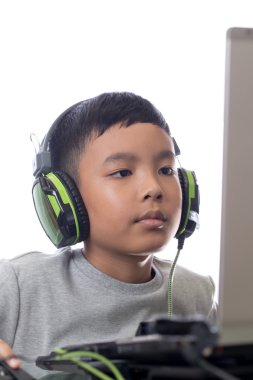 Asyalı çocuk oyun bilgisayar oyunları (closeup çekim)