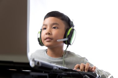Asyalı çocuk bilgisayar oyunları oyna