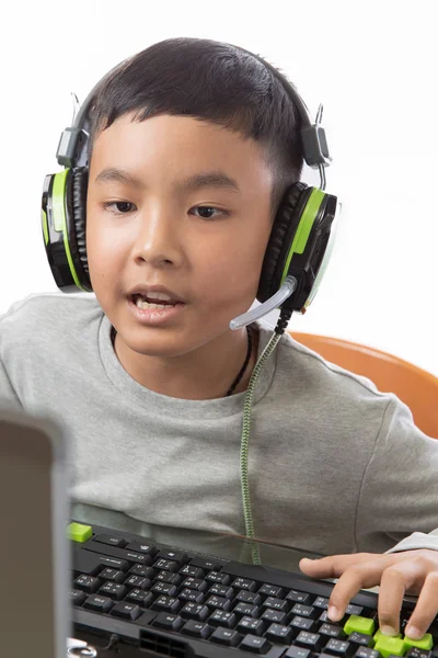 Asiatiska barn spela dataspel och talar med vän — Stockfoto