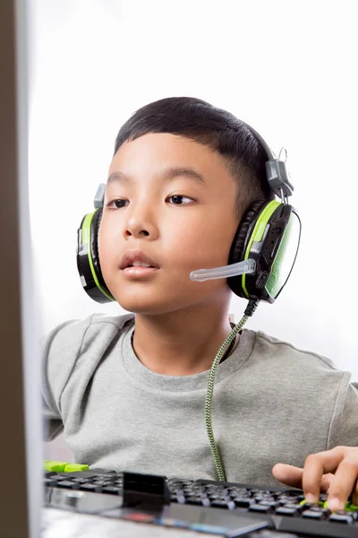 Asian kid play computer games — Stock Photo, Image