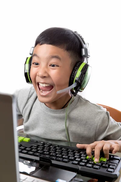아시아 아이 얼굴을 소리와 함께 컴퓨터 게임을 — 스톡 사진