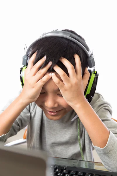 Asiático niño jugar juegos de ordenador con gesto decepcionado — Foto de Stock