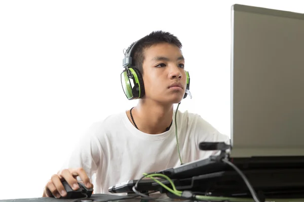 アジアの 10 代のコンピューターと耳を傾けるを使用して音楽を — ストック写真