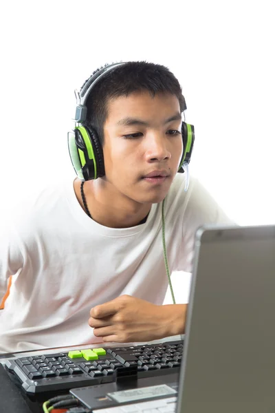 Asiatico adolescente utilizzando il computer e ascoltare musica (Primo piano colpo ) — Foto Stock