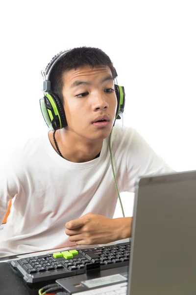 Asiatiska tonåring med datorn och lyssna på musik — Stockfoto