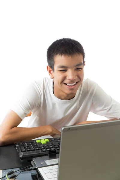 Asiático adolescente usando computadora con sonriente cara —  Fotos de Stock