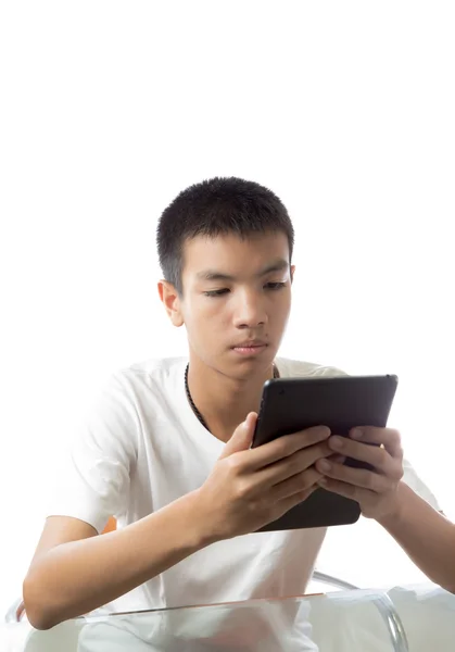 एशियन किशोर त्याच्या टॅब्लेट किंवा आयपॅड वापरून — स्टॉक फोटो, इमेज