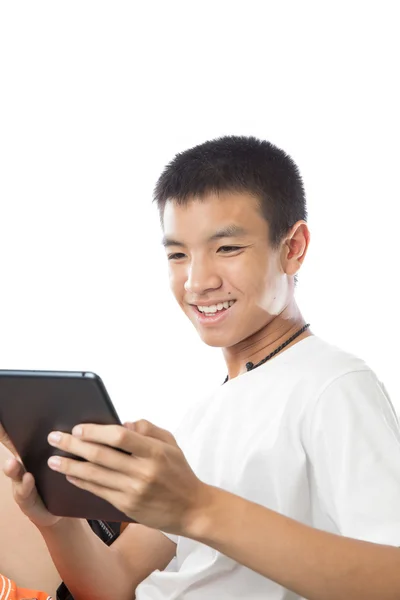 Asiático adolescente usando su tableta o ipad con sonrisa — Foto de Stock