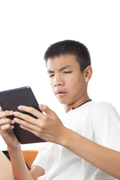 Asiatische Teenager mit seinem Tablet oder ipad und Gefühl der Abneigung oder d — Stockfoto