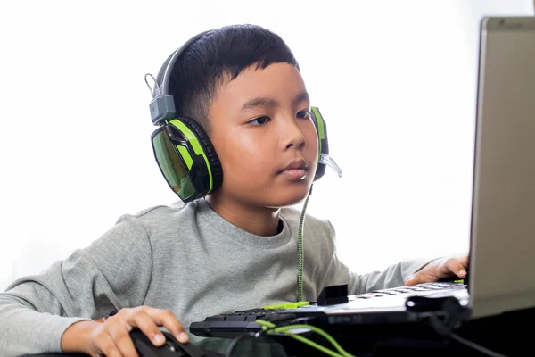 Asiatique enfant jouer à des jeux informatiques Photo De Stock