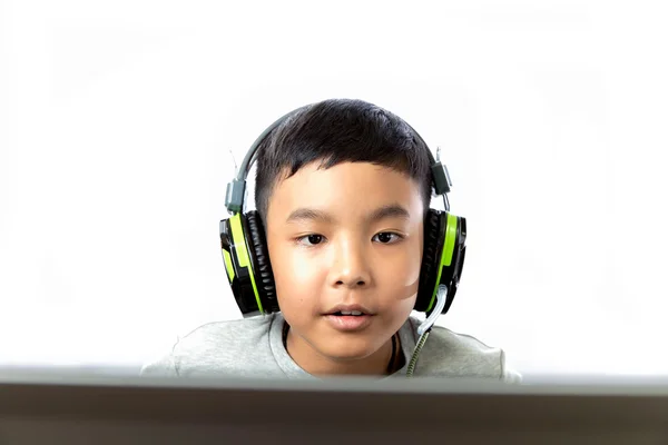Asiatique enfant jouer à des jeux informatiques et regarder le moniteur Images De Stock Libres De Droits