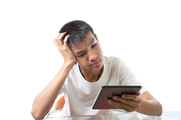 Asiatische Teenager mit seinem Tablet oder ipad und denken hart — Stockfoto