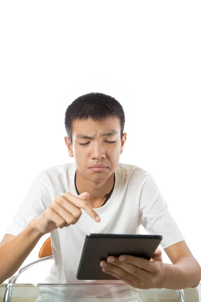 Asiatico adolescente utilizzando la sua tablet o ipad con divertente faccia — Foto Stock