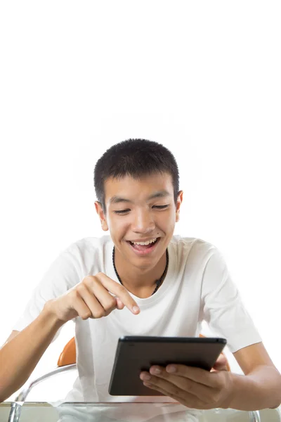 Asiatiska tonåring med sin tablett eller ipad med leende — Stockfoto