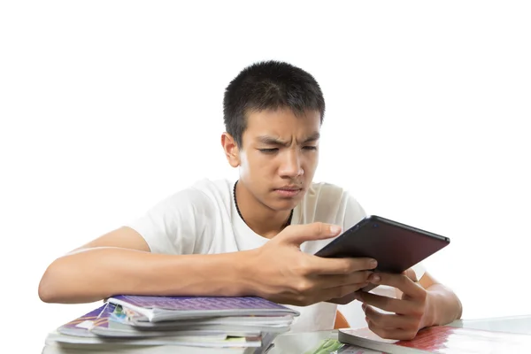 Aziatische tiener met behulp van zijn Tablet PC of ipad en gevoel verrassing ove — Stockfoto