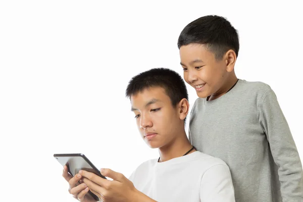 Asiatique adolescent et son frère partage de bonnes informations avec smi Images De Stock Libres De Droits