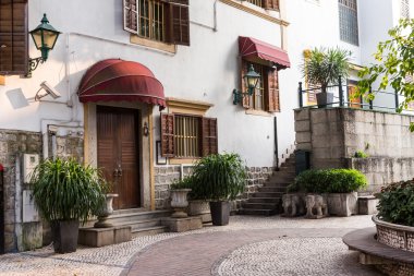 Kapı ve pencere beyaz duvar ile Vintage tarzı konut