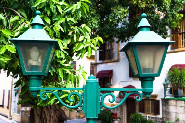 Elektrik direği üzerinde Vintage yeşil sokak lambası