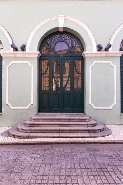 Eski stil yeşil kapı merdiven vintage binasında ile
