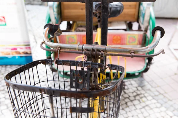 Punho de bicicleta estilo vintage no triciclo com cesta — Fotografia de Stock