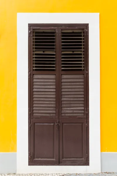 Puerta de estilo antiguo en la pared amarilla — Foto de Stock