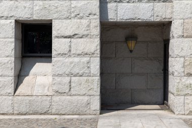 Taş duvar penceresi ve giriş