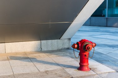 Kırmızı merdiven altında hidrant bağlantı