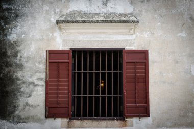 Yaşlı beyaz çimento duvar eski ahşap pencere