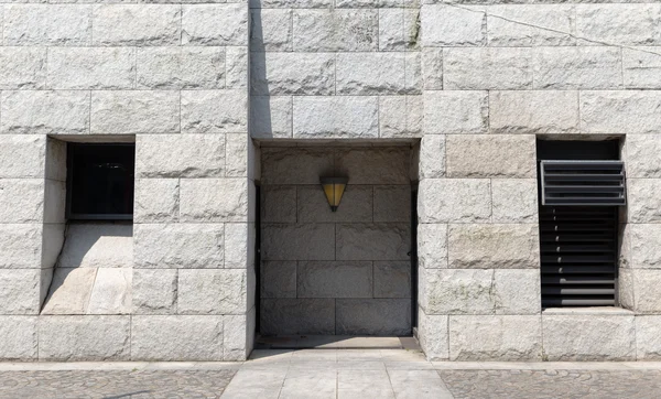 Steinmauer mit Fenster und Eingang — Stockfoto