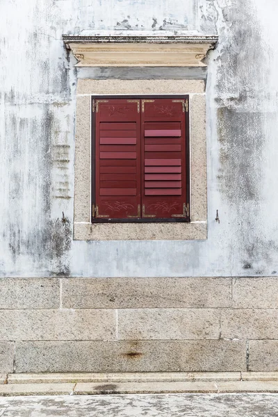 Vintage okno na staré bílé zdi — Stock fotografie