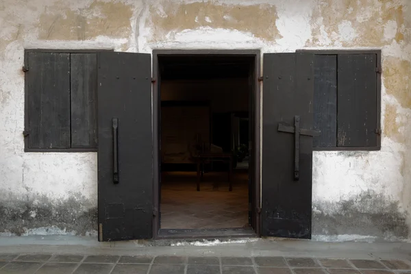 Puerta y ventana antiguas en la vieja pared blanca — Foto de Stock