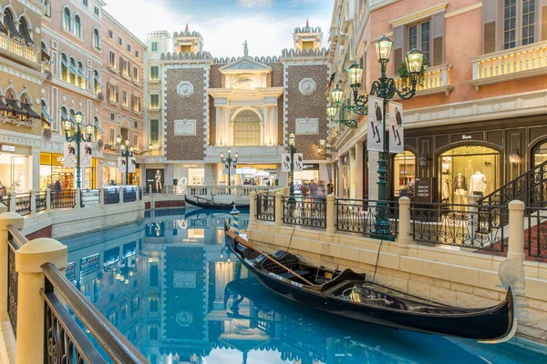Macau, Kina - 16 oktober, ligger 2014:Venetian den berömda shopp — Stockfoto