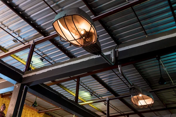 Eski tasarım tavan lambası